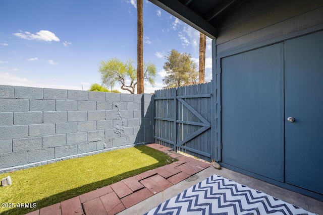 7801 N 44th Dr Unit 1003, Glendale, AZ 85301 - view of yard with a gate