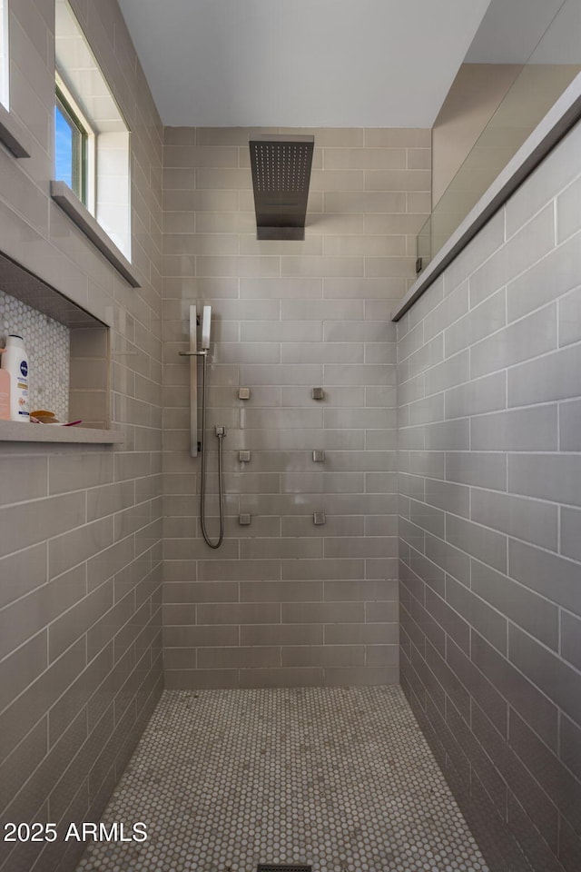 bathroom featuring a tile shower