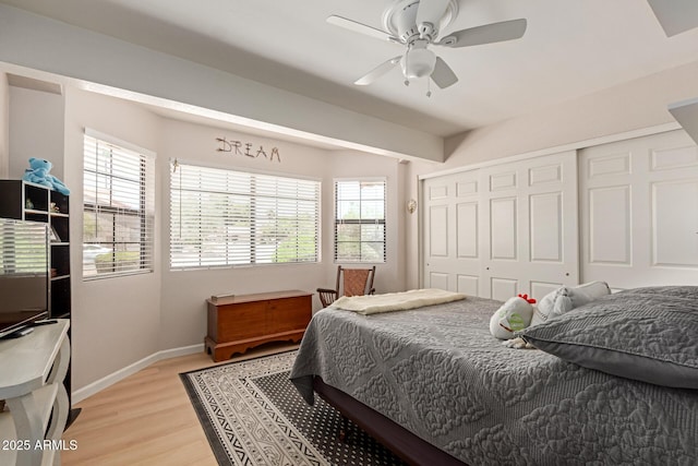 6017 E Kathleen Rd, Scottsdale, AZ 85254 - bedroom featuring a closet, light wood-style floors, and ceiling fan