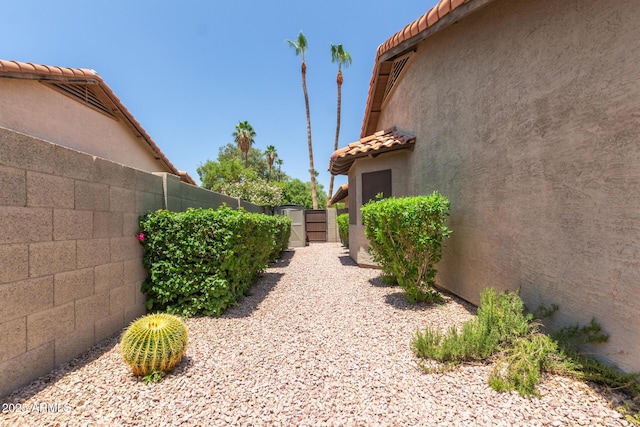 6017 E Kathleen Rd, Scottsdale, AZ 85254 - view of yard featuring a gate