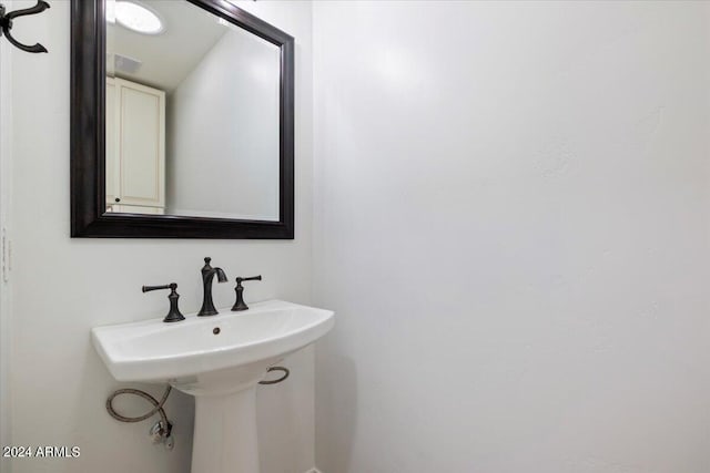 bathroom featuring sink