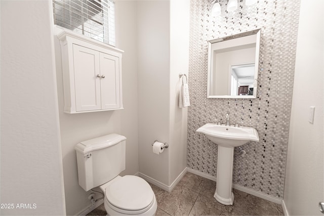 bathroom with toilet, tile patterned floors, and baseboards