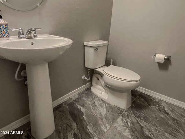 bathroom featuring toilet and sink