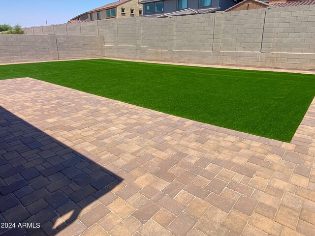 view of yard featuring a patio area