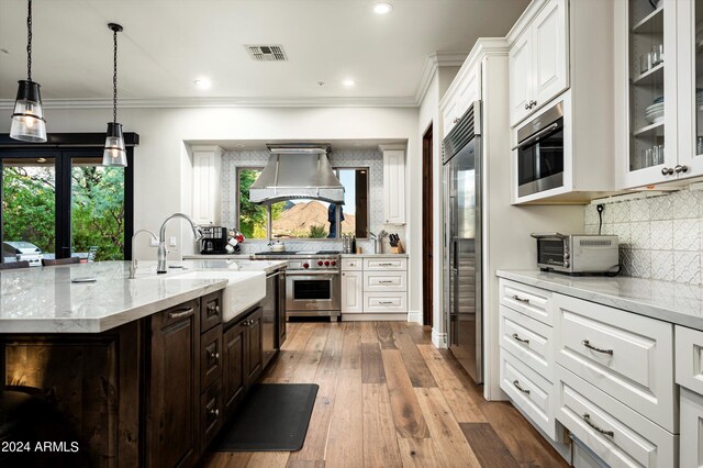 kitchen featuring dark brown cabinetry, stainless steel appliances, sink, a kitchen island with sink, and ceiling fan