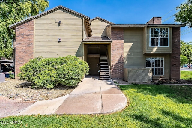 view of front of home featuring a front yard