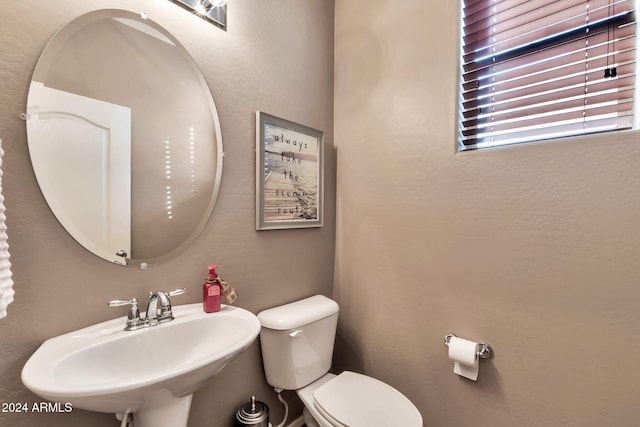 bathroom featuring toilet and sink