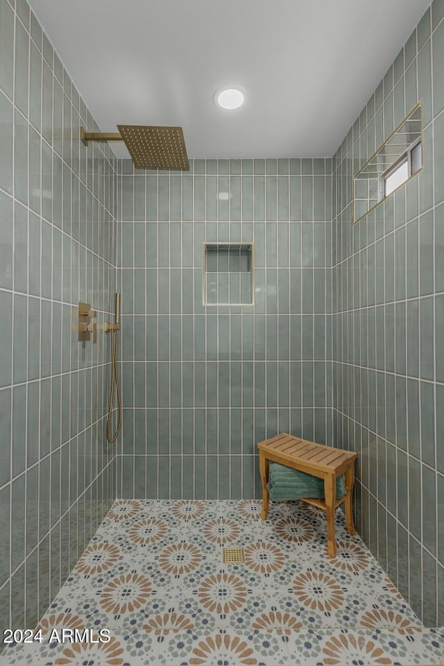 bathroom featuring a tile shower