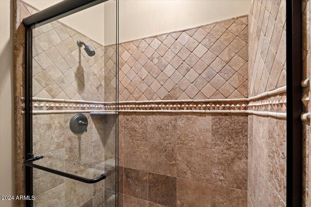 details featuring tiled shower