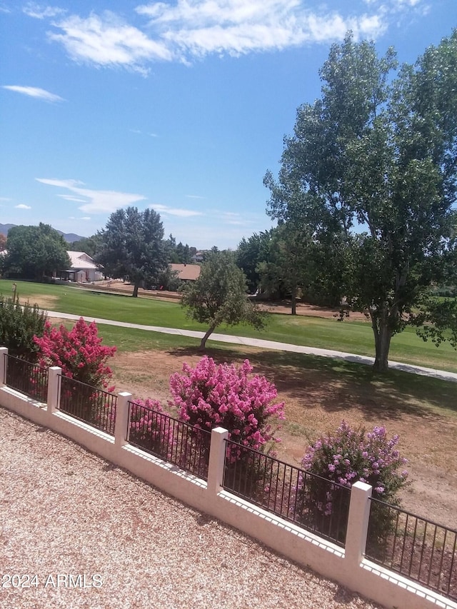 view of property's community featuring a lawn