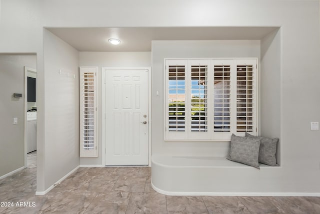 entryway with washer / clothes dryer