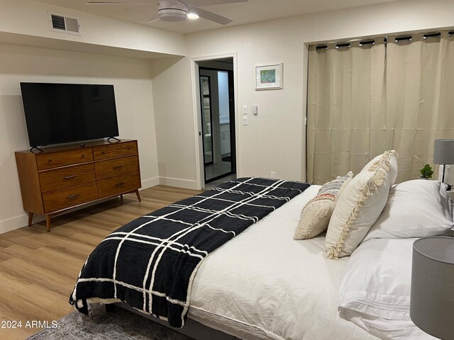 bedroom featuring light wood-style floors, baseboards, and ceiling fan