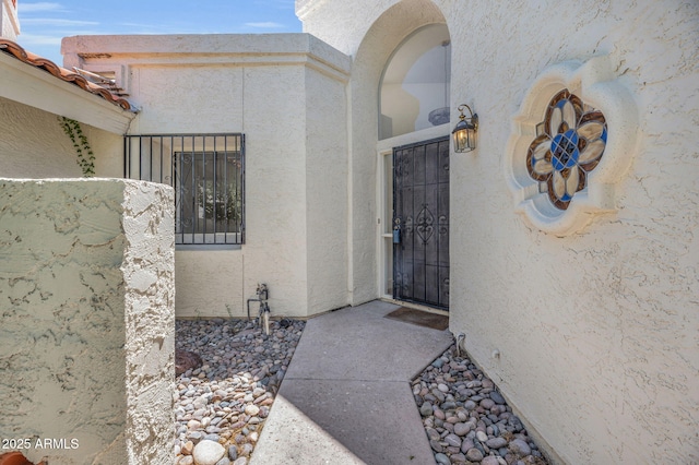 view of exterior entry with stucco siding