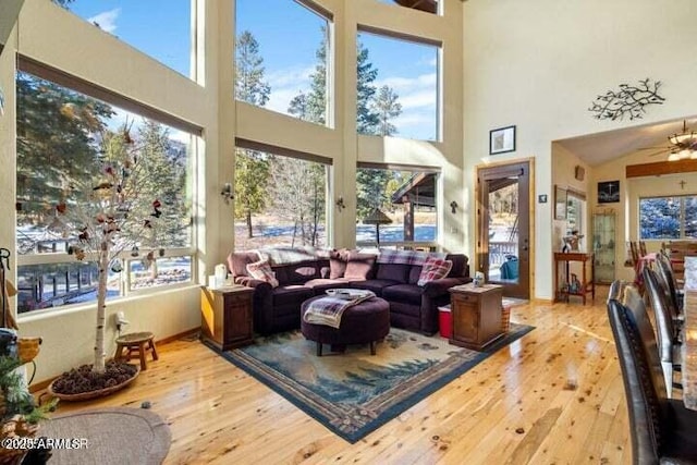 sunroom with ceiling fan