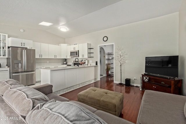1500 N Sunview Pkwy Unit 81, Gilbert, AZ 85234 - living room featuring dark wood-style floors and vaulted ceiling