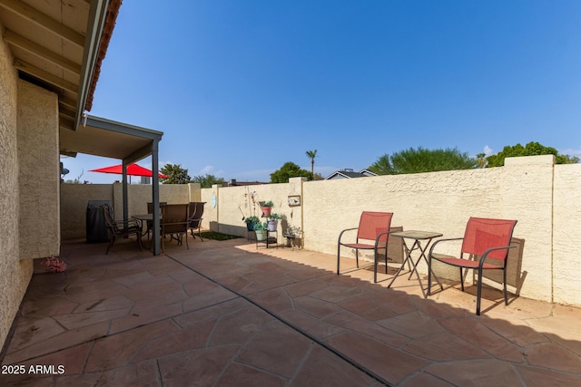 1500 N Sunview Pkwy Unit 81, Gilbert, AZ 85234 - fenced backyard featuring outdoor dining space and a patio area