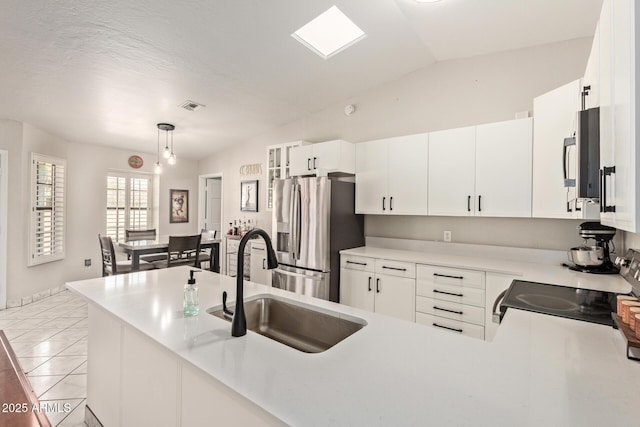1500 N Sunview Pkwy Unit 81, Gilbert, AZ 85234 - kitchen featuring stainless steel appliances, lofted ceiling, decorative light fixtures, white cabinetry, and light countertops