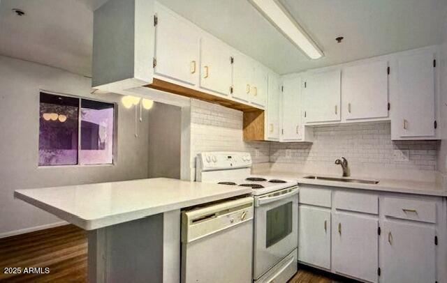 12221 W Bell Rd Unit 249, Surprise, AZ 85378 - kitchen with white appliances, a sink, dark wood-style floors, a peninsula, and backsplash