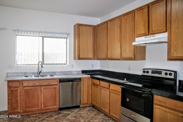 9527 N 82nd Ln, Peoria, AZ 85345 - kitchen featuring stainless steel appliances and sink