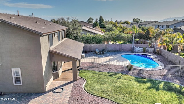 view of swimming pool featuring a yard