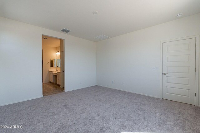 spare room featuring a chandelier