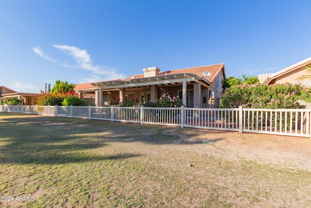 view of front of property featuring a pergola and a front lawn