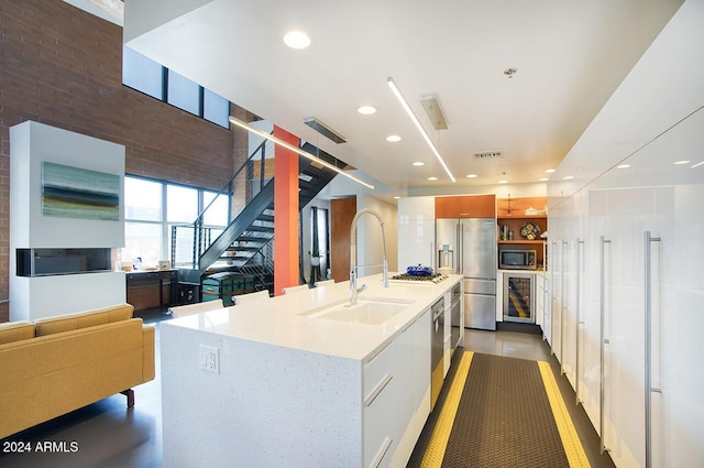 kitchen with recessed lighting, visible vents, a sink, modern cabinets, and appliances with stainless steel finishes