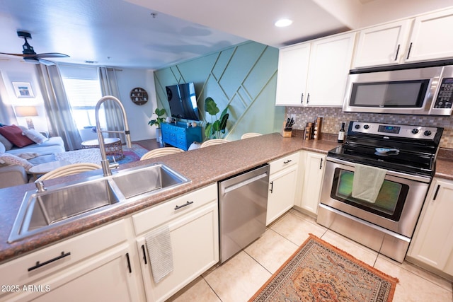 16021 N 30th St Unit 127, Phoenix, AZ 85032 - kitchen with stainless steel appliances, a sink, open floor plan, decorative backsplash, and recessed lighting