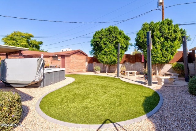 view of yard featuring a hot tub