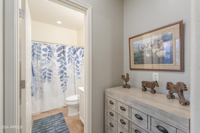 bathroom featuring tile patterned floors, a shower with curtain, vanity, and toilet