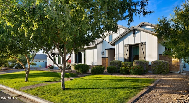 view of front facade with a front yard