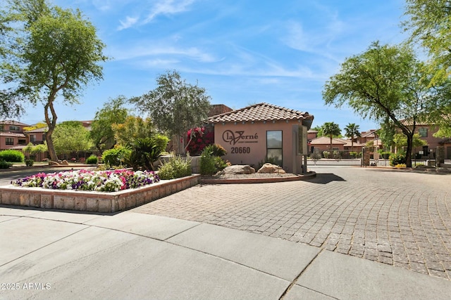 community sign featuring a residential view