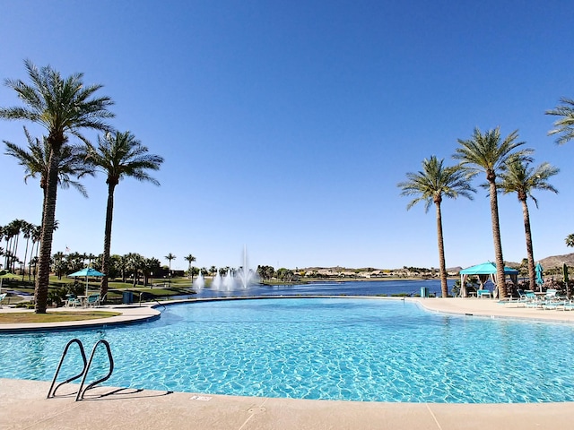 view of swimming pool