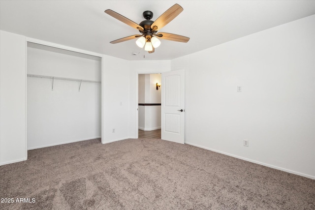 unfurnished bedroom featuring carpet floors, baseboards, a ceiling fan, and a closet