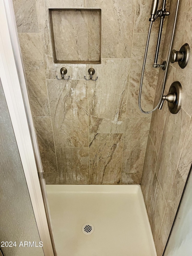 bathroom featuring a tile shower