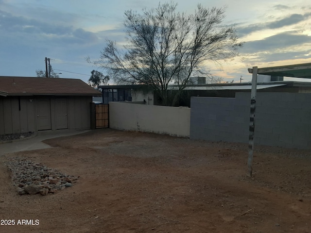 view of yard at dusk