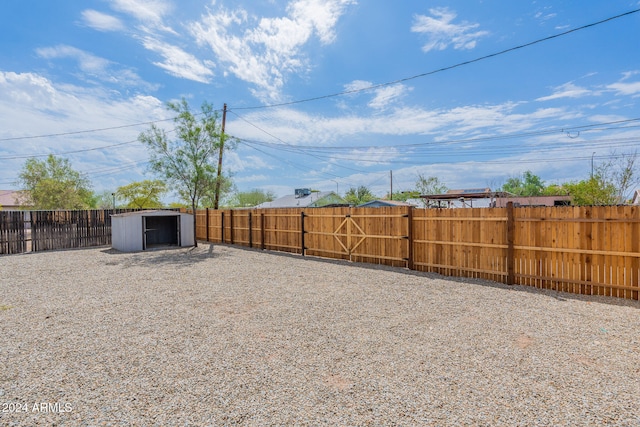 view of yard featuring a shed