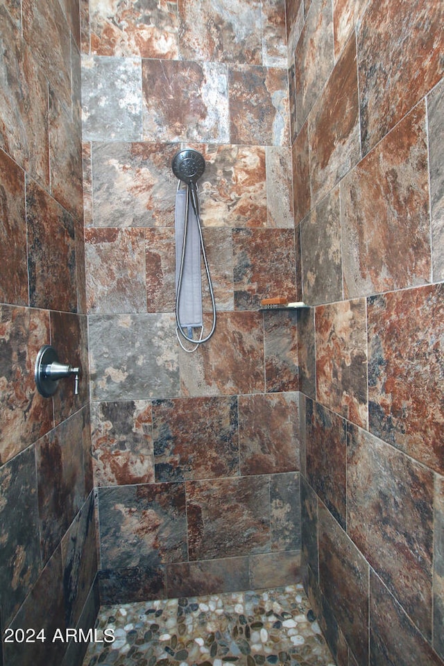 details featuring tiled shower