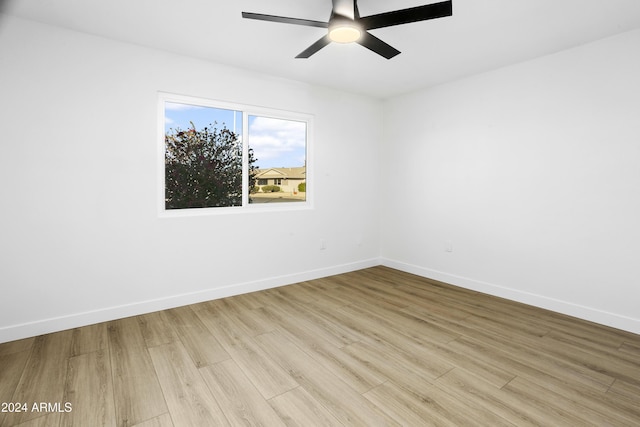 unfurnished room featuring light wood-style flooring, baseboards, and ceiling fan