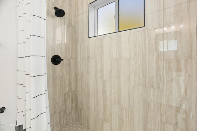 full bathroom featuring a tile shower