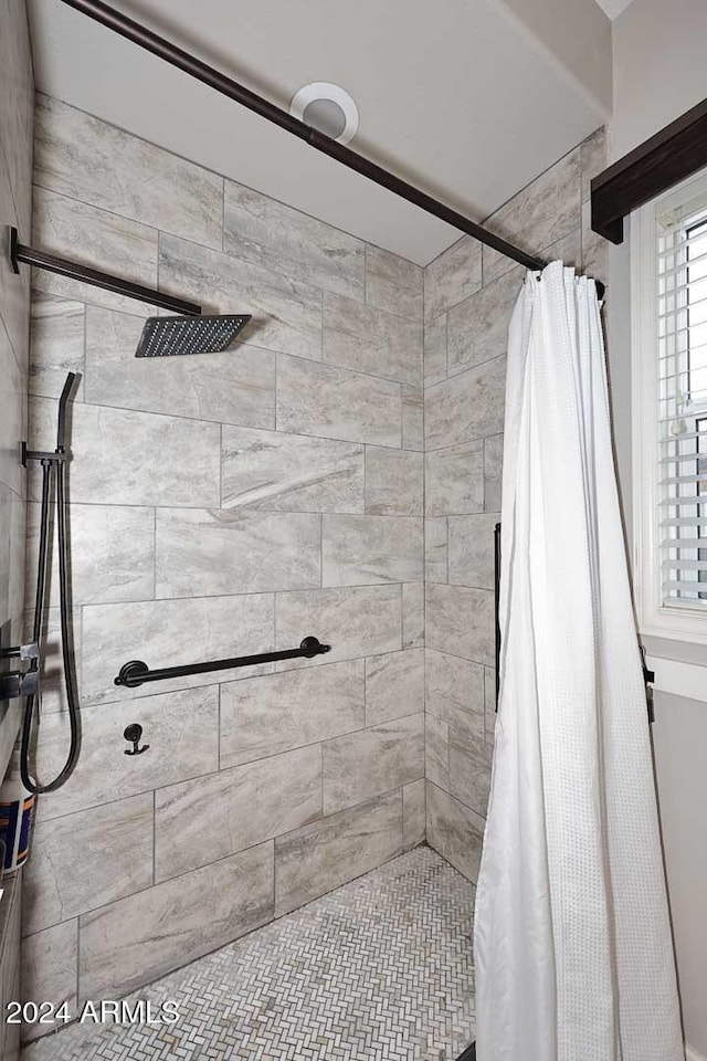 bathroom featuring curtained shower