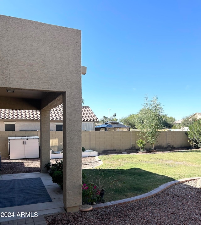 view of yard with a patio