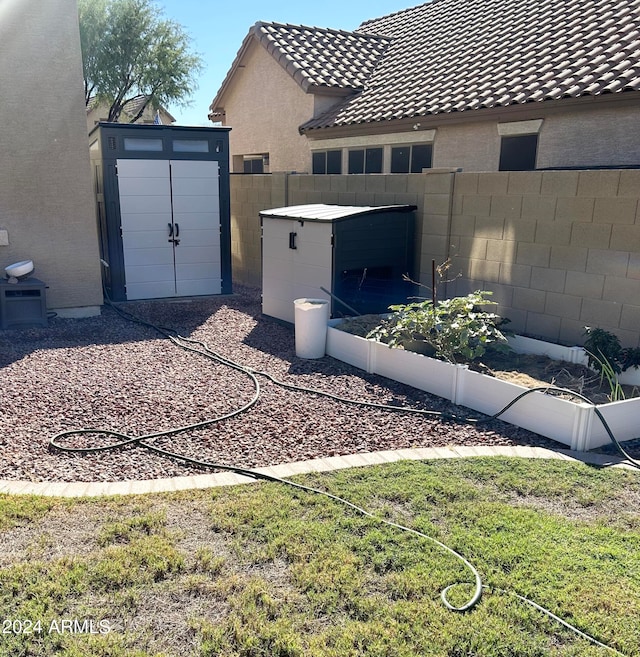 view of yard featuring a storage shed