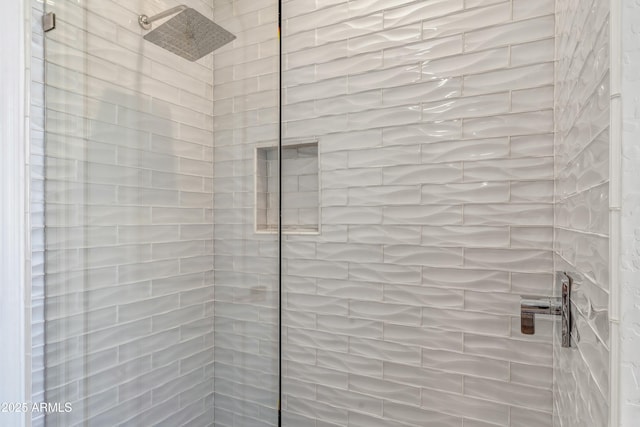 bathroom featuring a tile shower