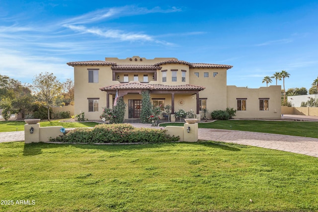 view of front of house featuring a front lawn