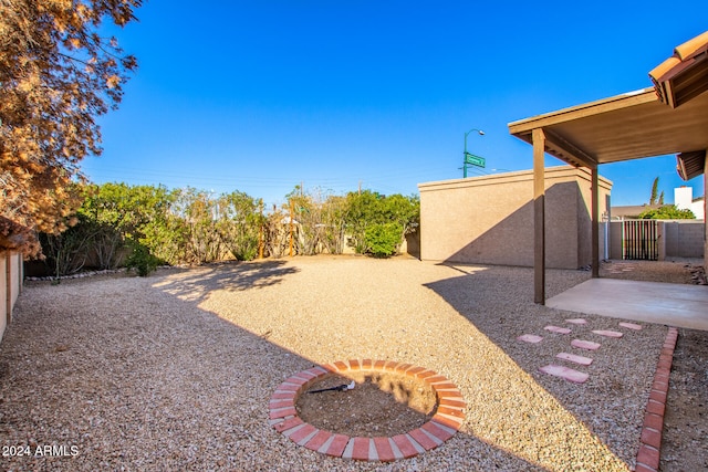 view of yard featuring a patio