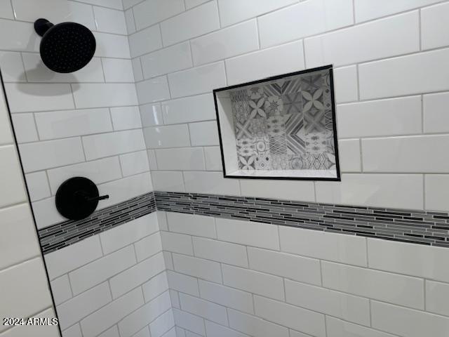 bathroom featuring a tile shower