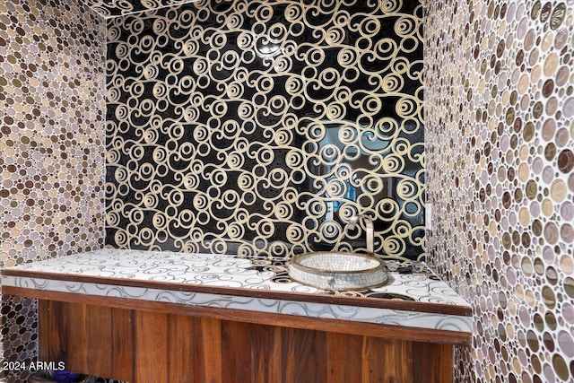 details featuring decorative backsplash