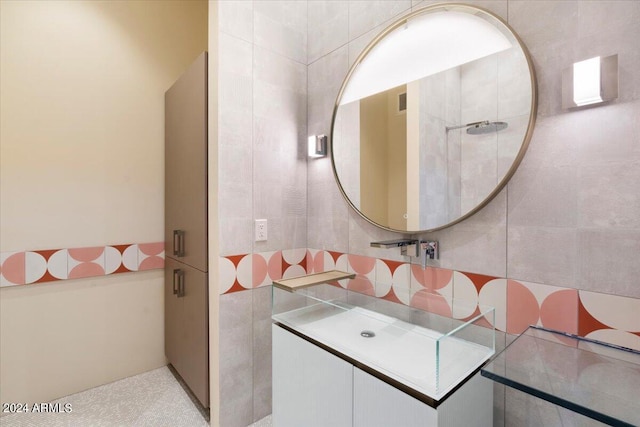 bathroom featuring tile walls