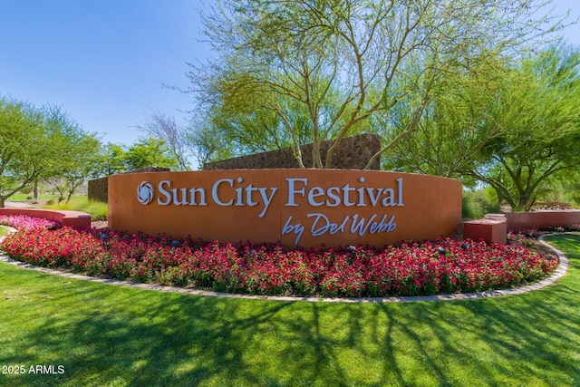 community / neighborhood sign featuring a lawn